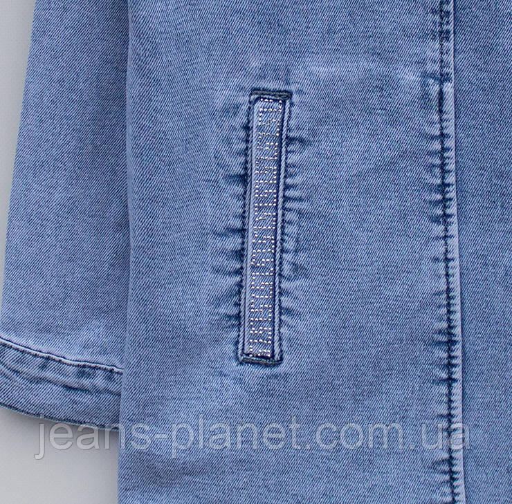 Модна жіноча джинсова куртка з капюшоном на блискавці великі розміри — изображение 3