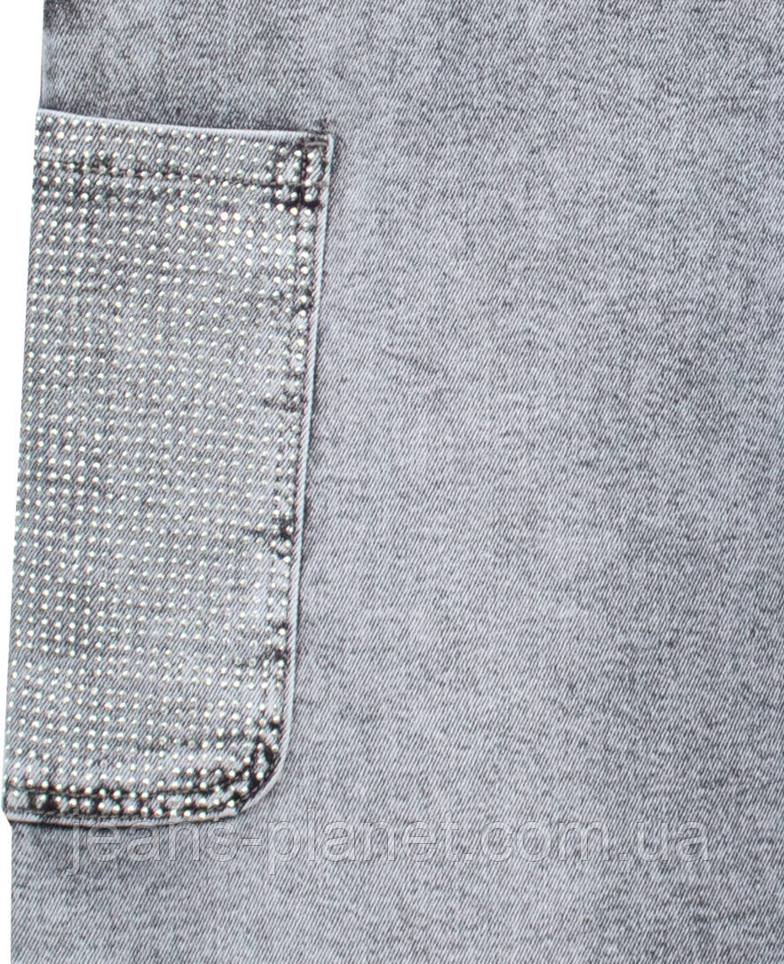 Модний жіночий джинсовий сарафан світло-сірого кольору з камінцями на кишенях — изображение 3