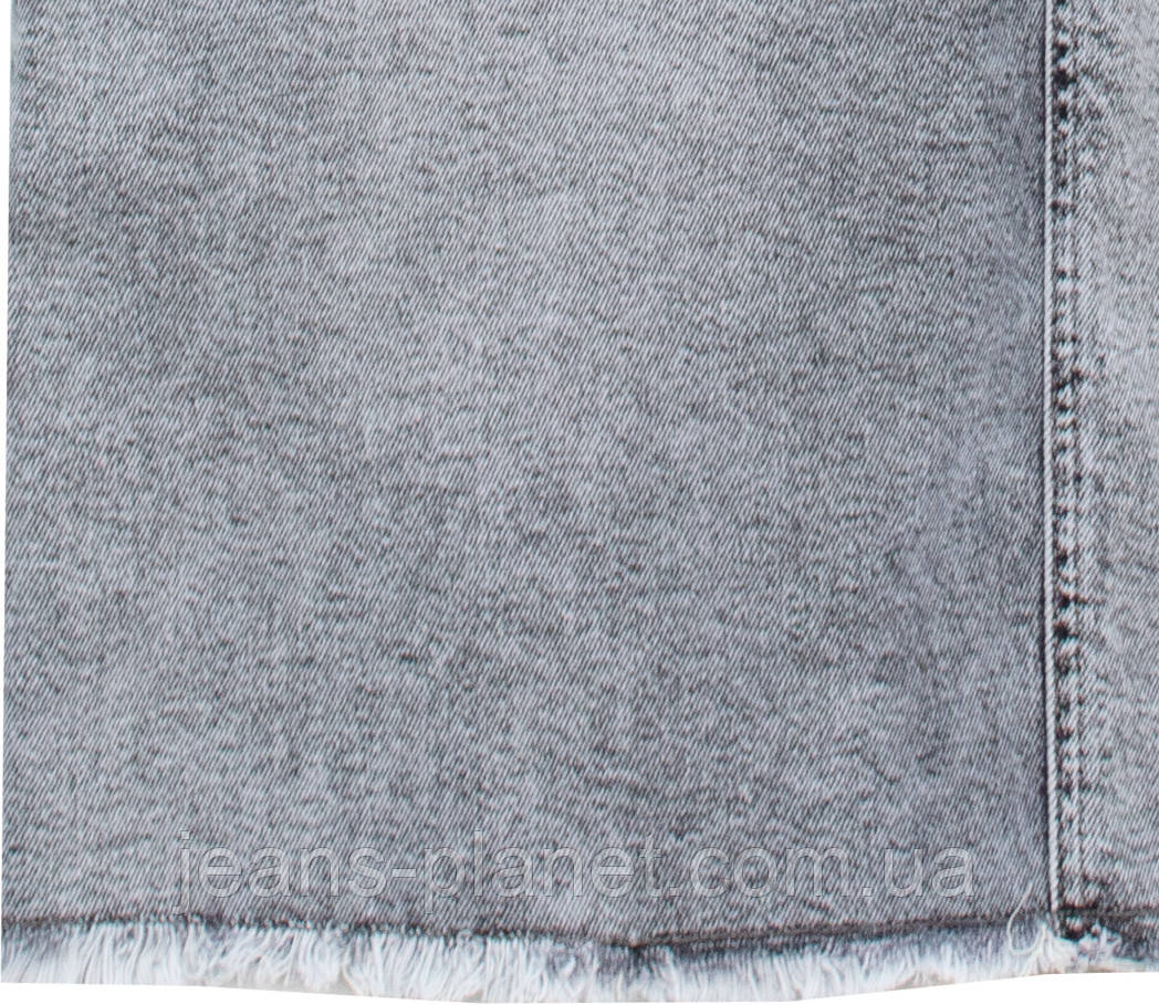 Модний жіночий джинсовий сарафан світло-сірого кольору з камінцями на кишенях — изображение 4